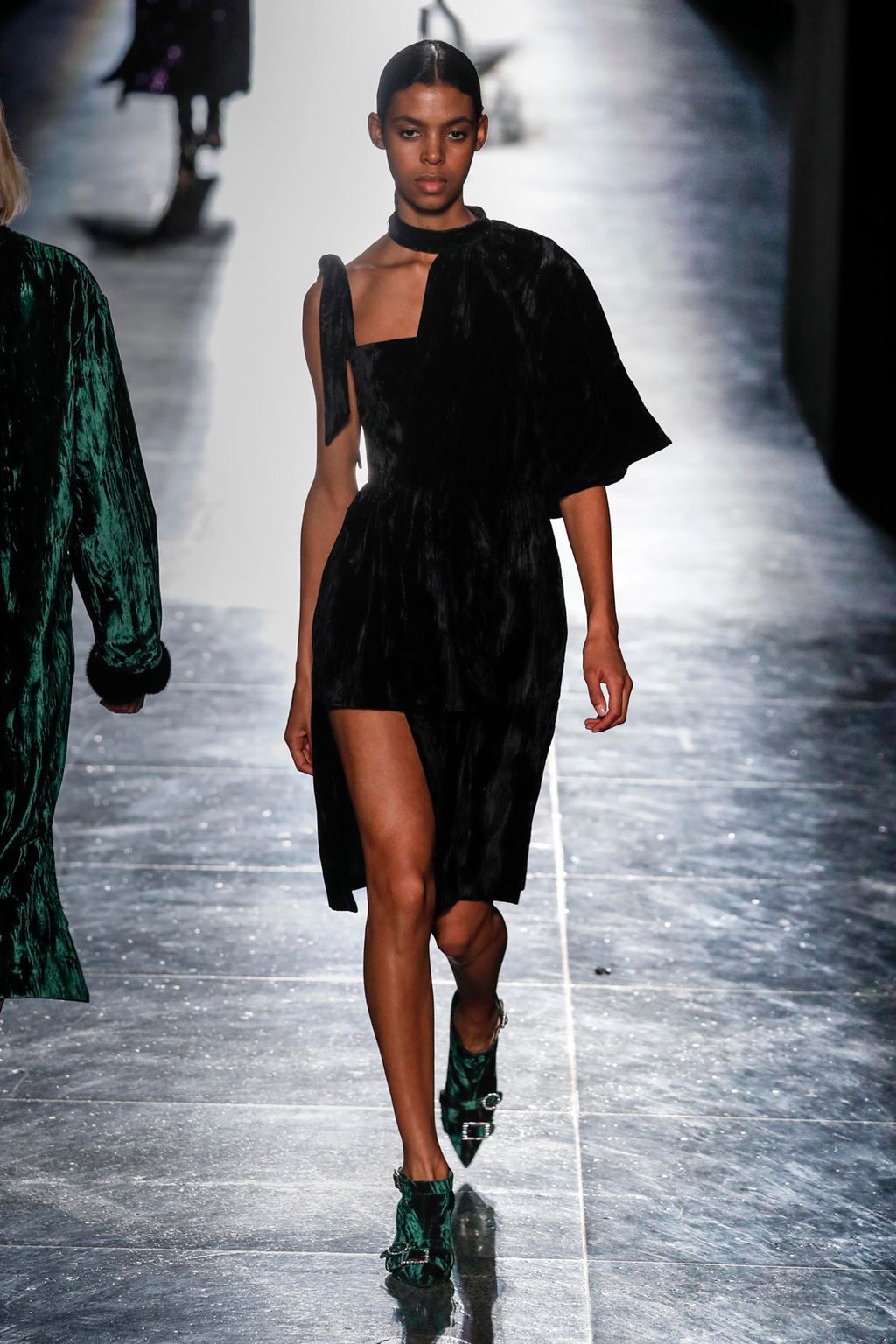 Fashion Week London Fall/Winter 2018 look 35 from the Christopher Kane collection womenswear