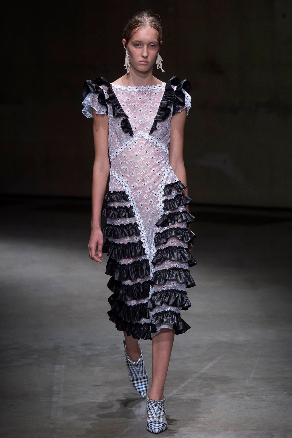 Fashion Week London Spring/Summer 2018 look 13 from the Christopher Kane collection womenswear