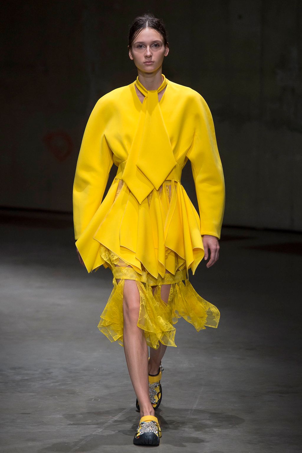 Fashion Week London Spring/Summer 2018 look 30 de la collection Christopher Kane womenswear