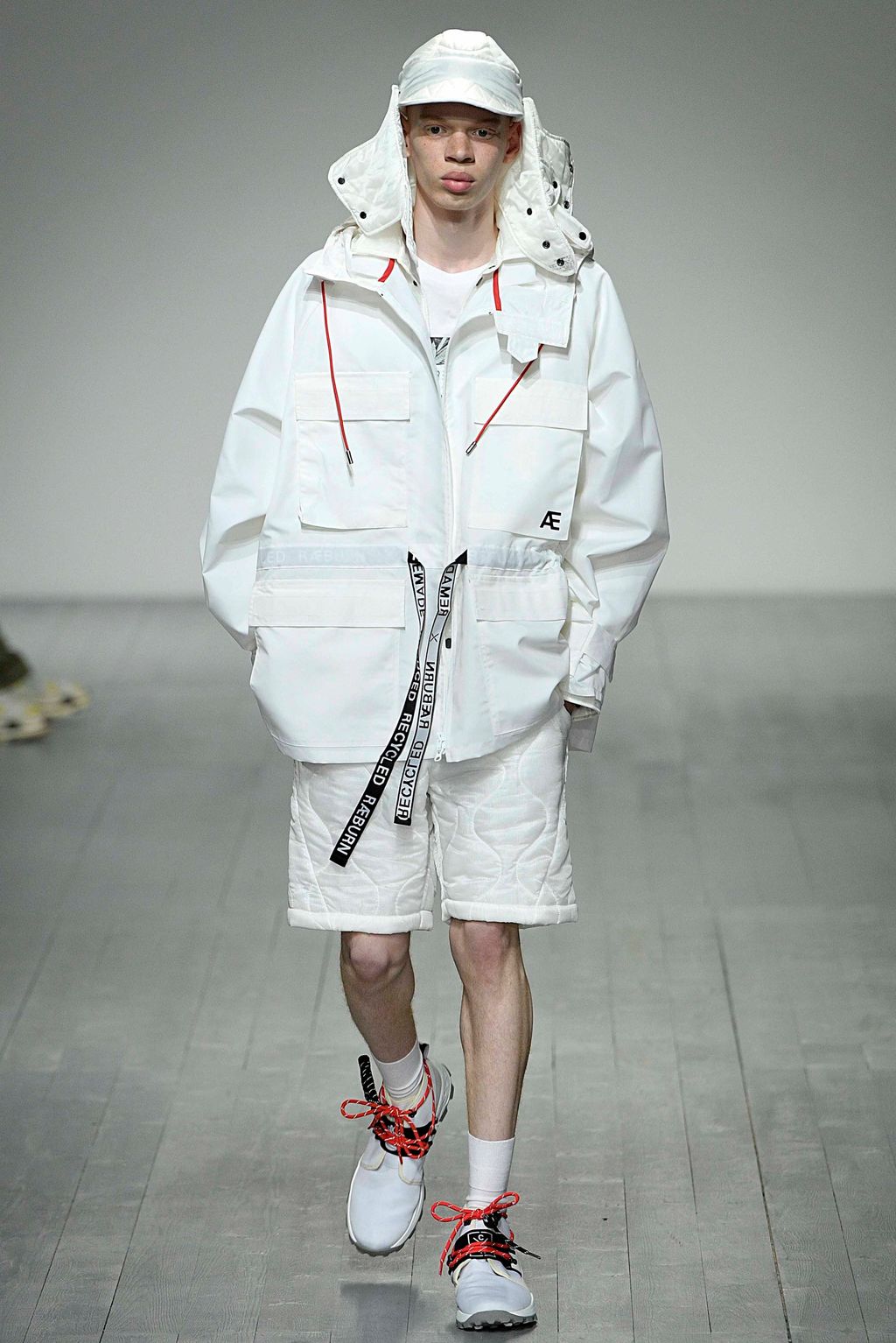 Fashion Week London Spring/Summer 2019 look 1 from the Christopher Raeburn collection 男装