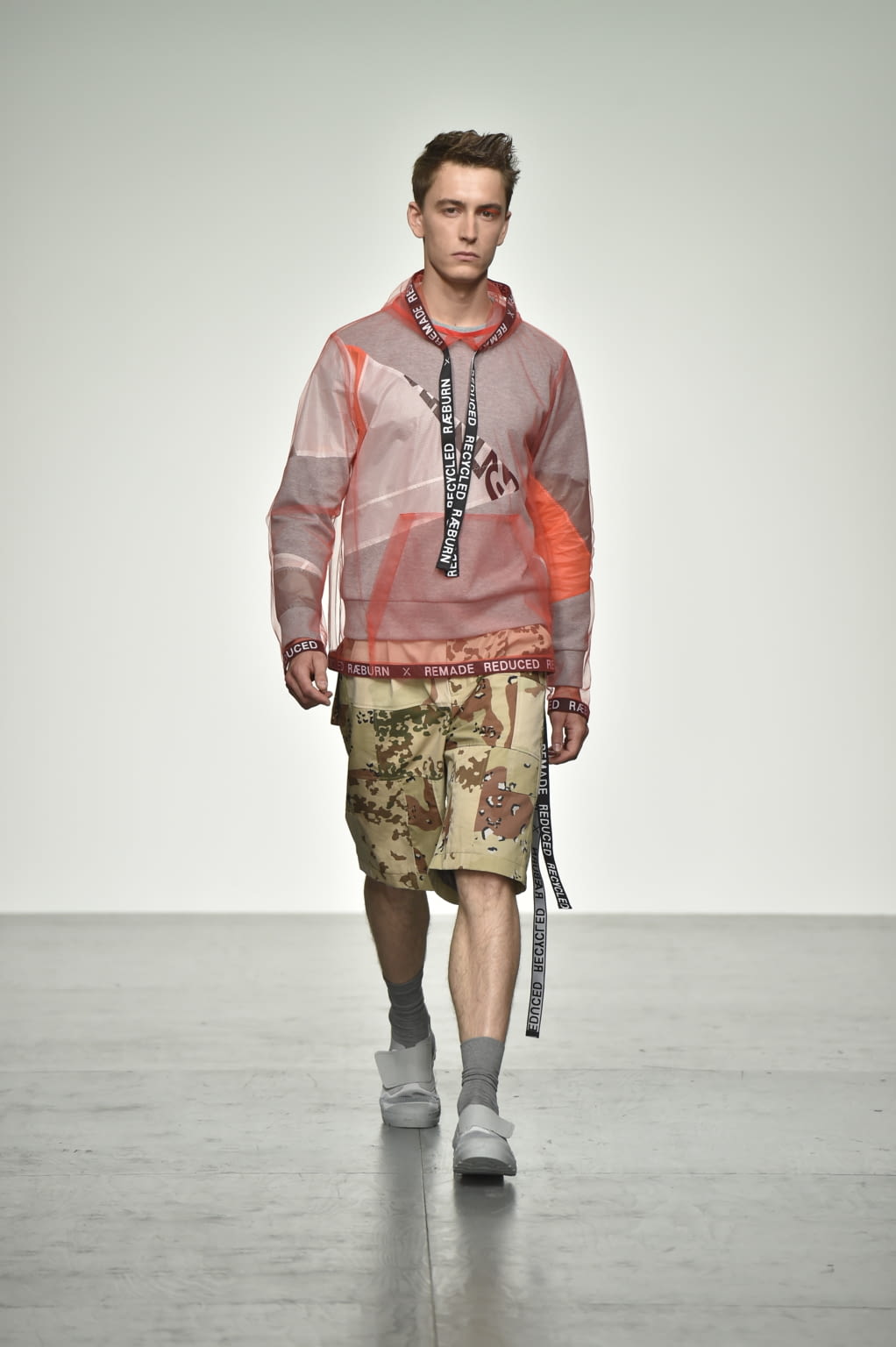Fashion Week London Spring/Summer 2018 look 10 from the Christopher Raeburn collection 男装