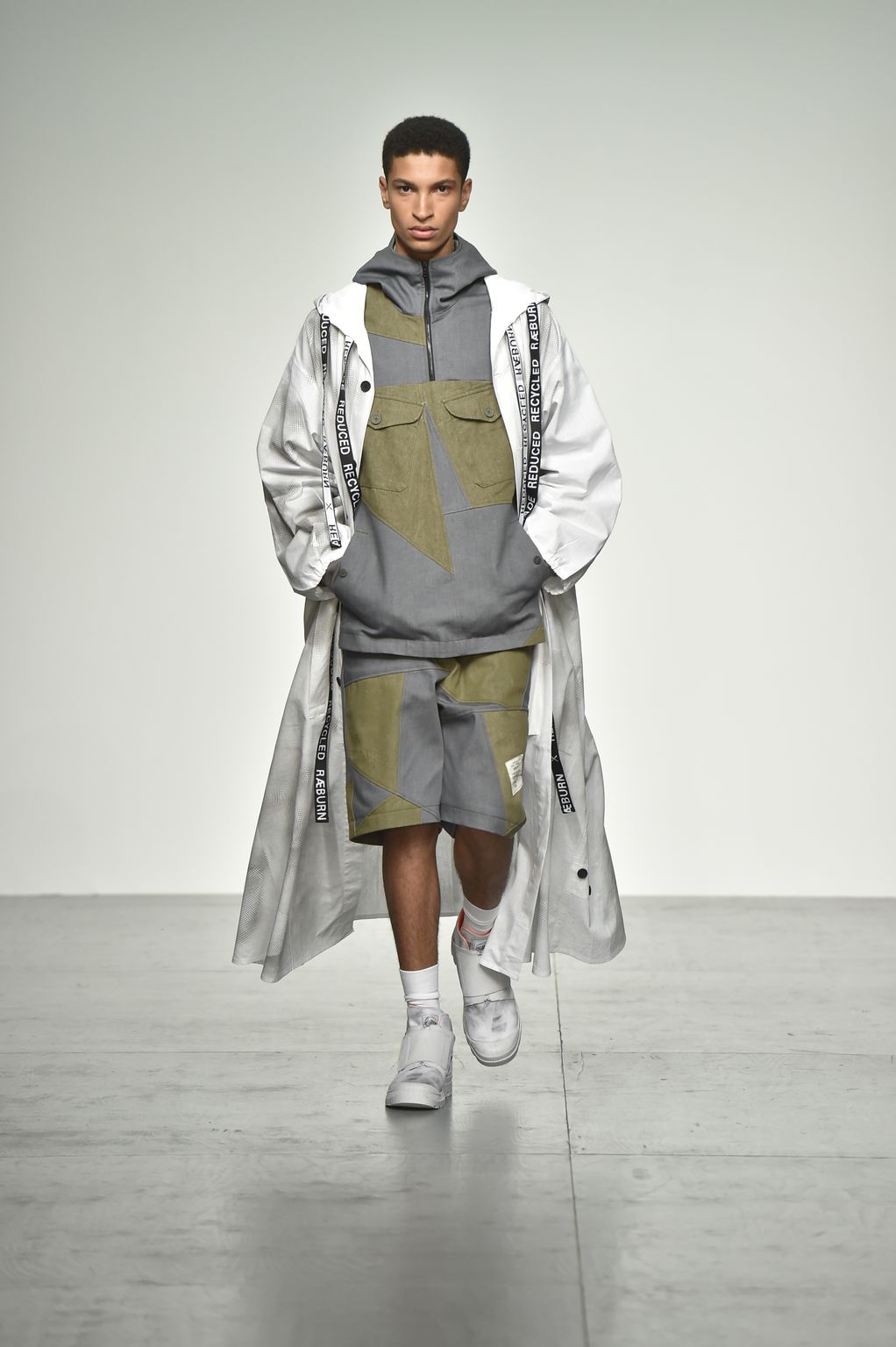 Fashion Week London Spring/Summer 2018 look 14 de la collection Christopher Raeburn menswear