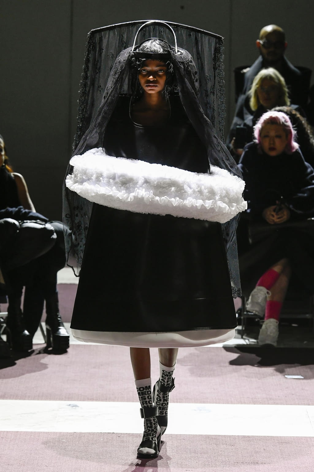 Fashion Week Paris Fall/Winter 2020 look 2 de la collection Comme des Garçons womenswear