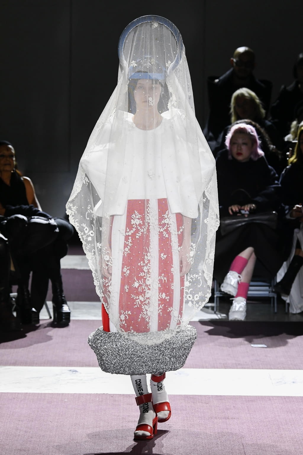 Fashion Week Paris Fall/Winter 2020 look 3 from the Comme des Garçons collection womenswear
