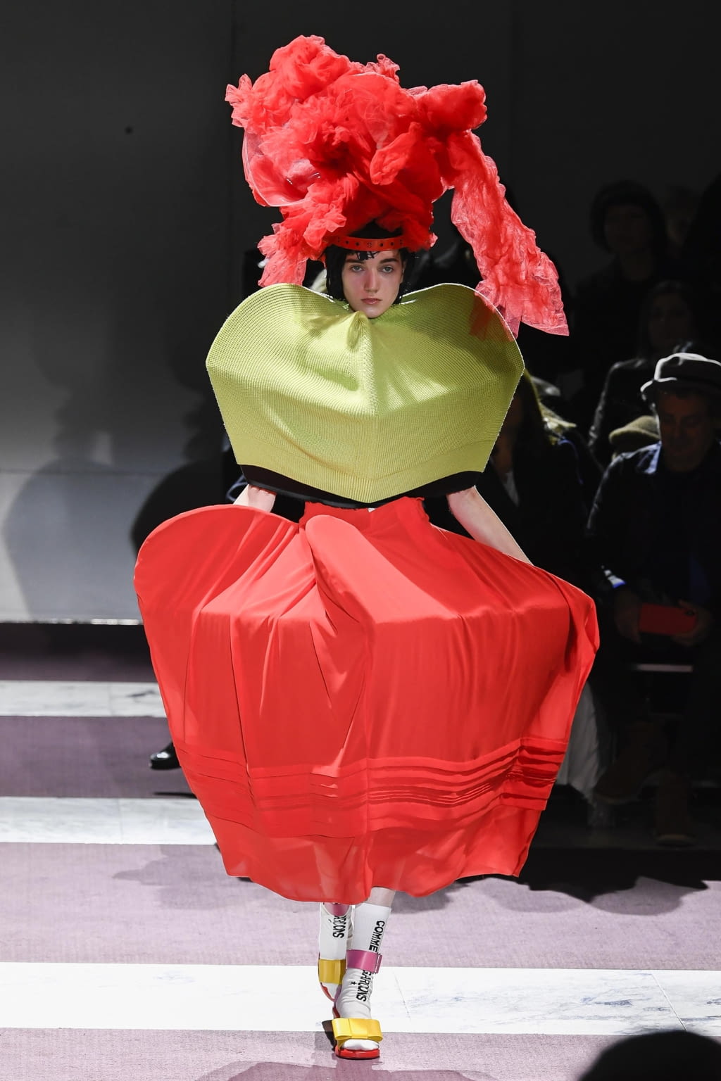Fashion Week Paris Fall/Winter 2020 look 4 from the Comme des Garçons collection 女装