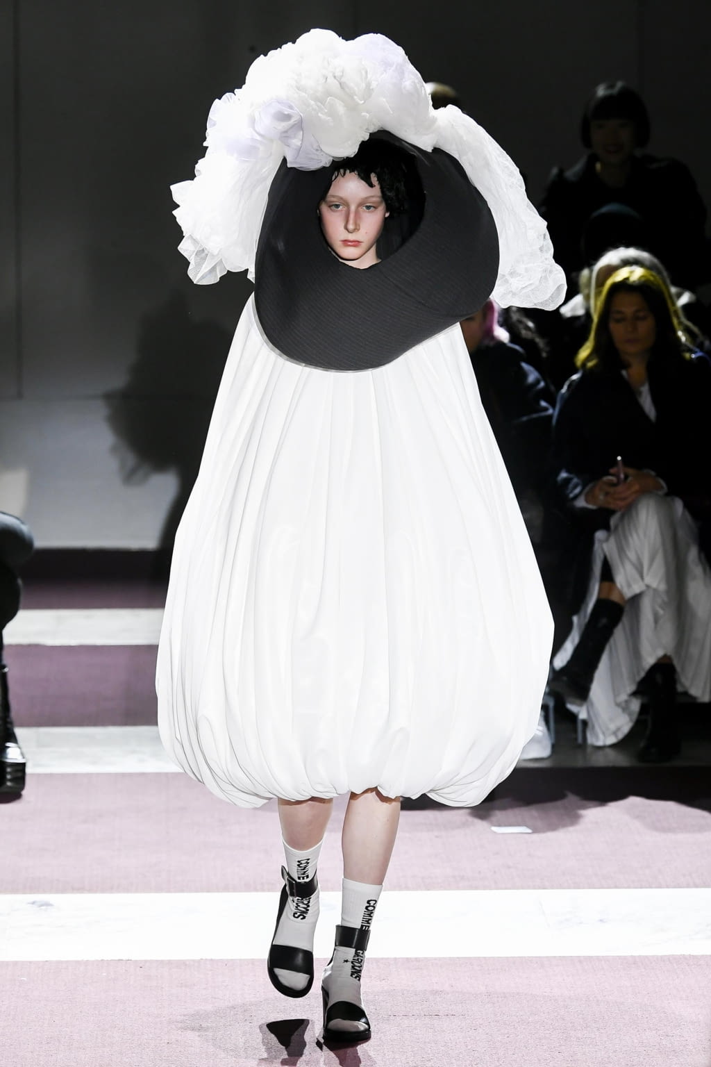 Fashion Week Paris Fall/Winter 2020 look 8 from the Comme des Garçons collection 女装