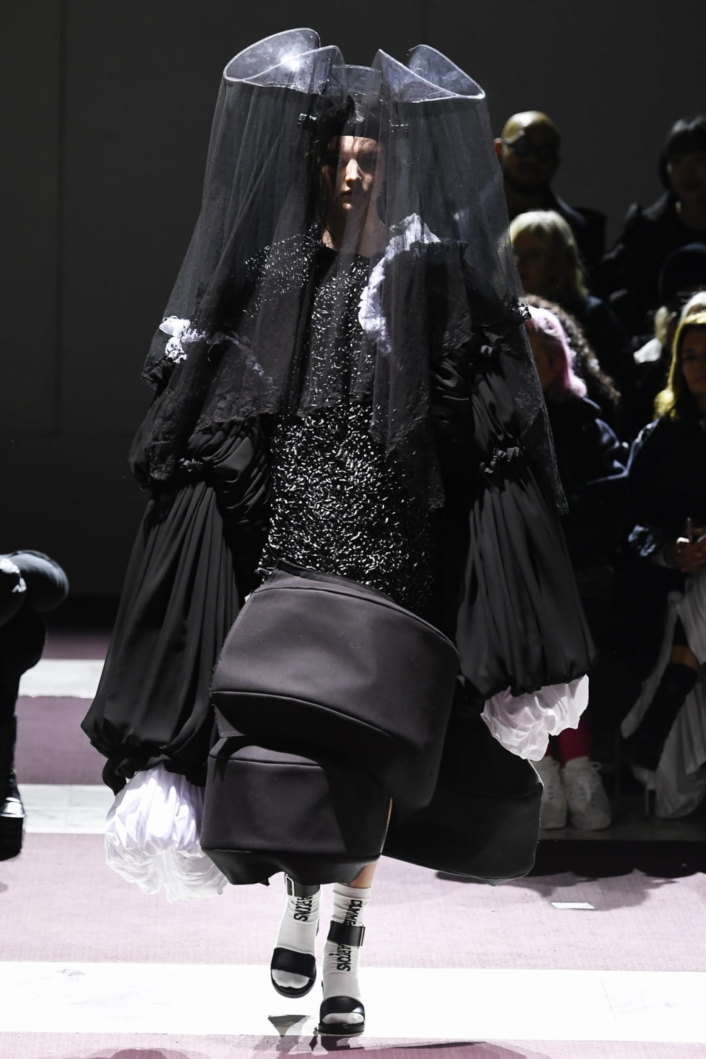 Fashion Week Paris Fall/Winter 2020 look 9 from the Comme des Garçons collection womenswear
