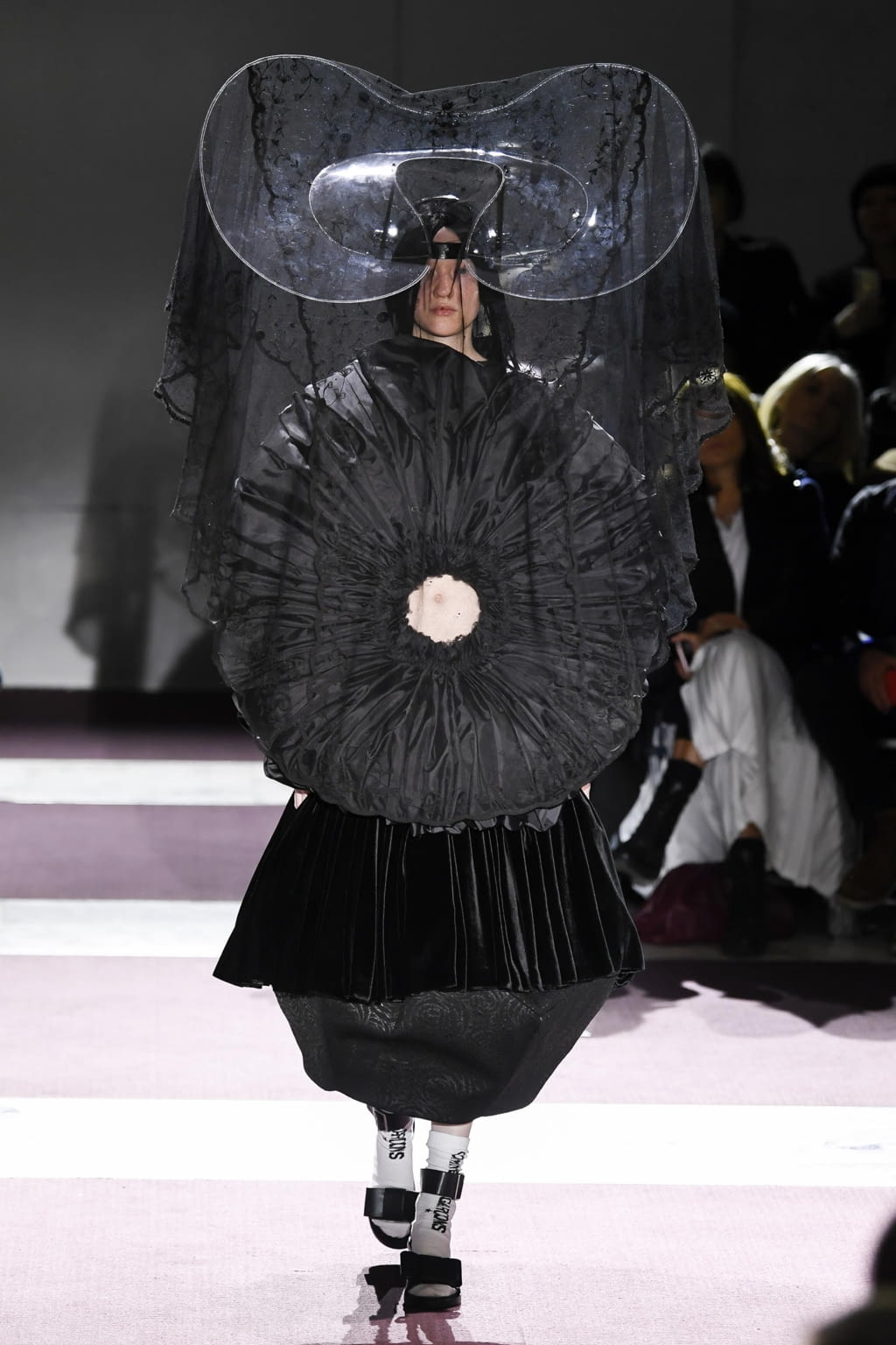 Fashion Week Paris Fall/Winter 2020 look 13 from the Comme des Garçons collection 女装
