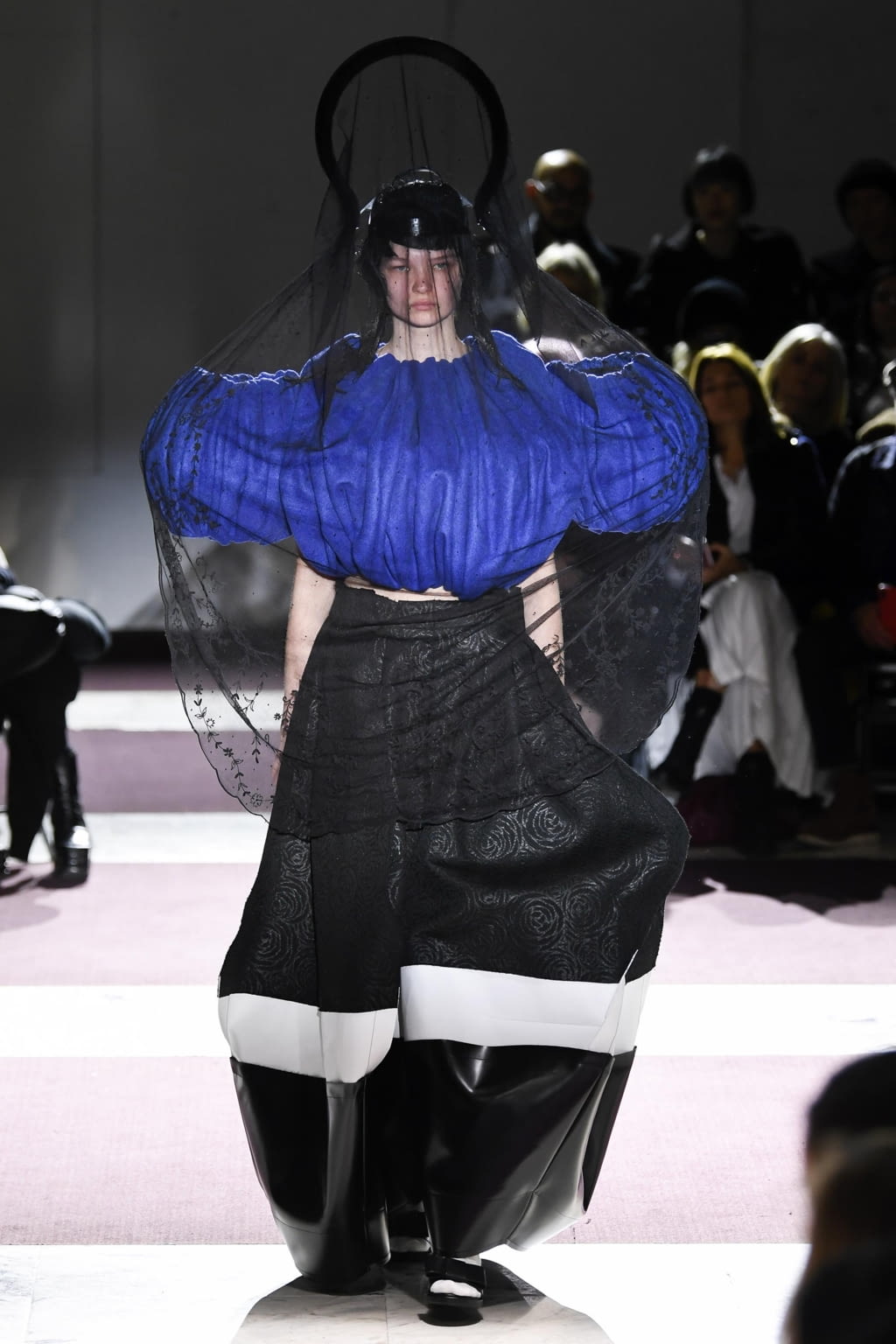 Fashion Week Paris Fall/Winter 2020 look 18 from the Comme des Garçons collection 女装
