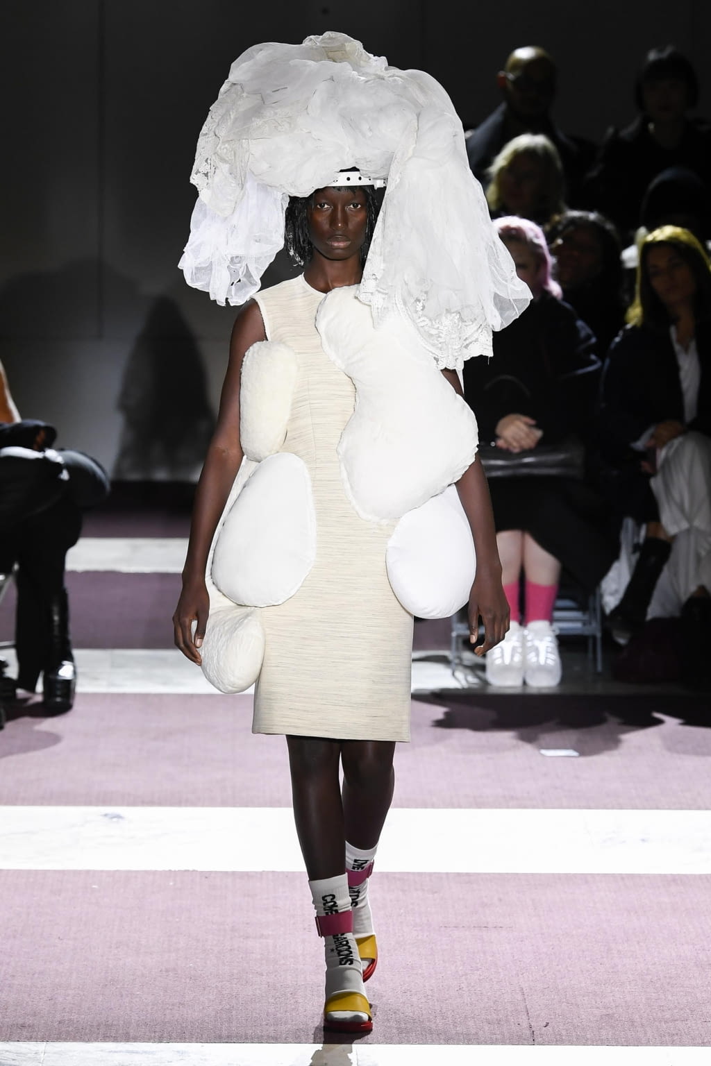 Fashion Week Paris Fall/Winter 2020 look 19 from the Comme des Garçons collection 女装