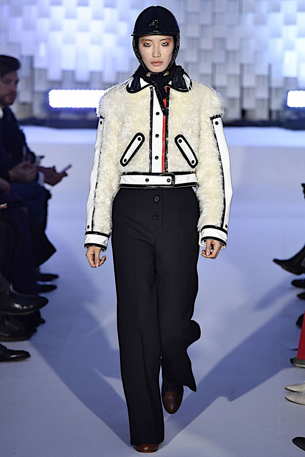 Fashion Week Paris Fall/Winter 2019 look 25 from the Courrèges collection 女装