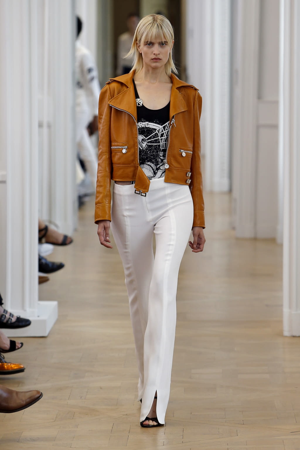 Fashion Week Paris Spring/Summer 2017 look 7 from the Courrèges collection 女装