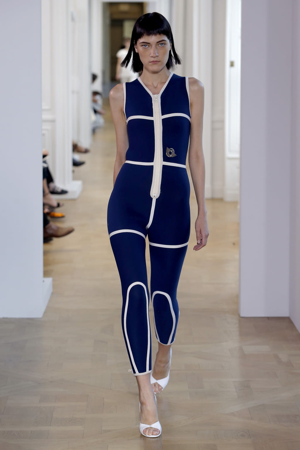 Fashion Week Paris Spring/Summer 2017 look 13 from the Courrèges collection 女装