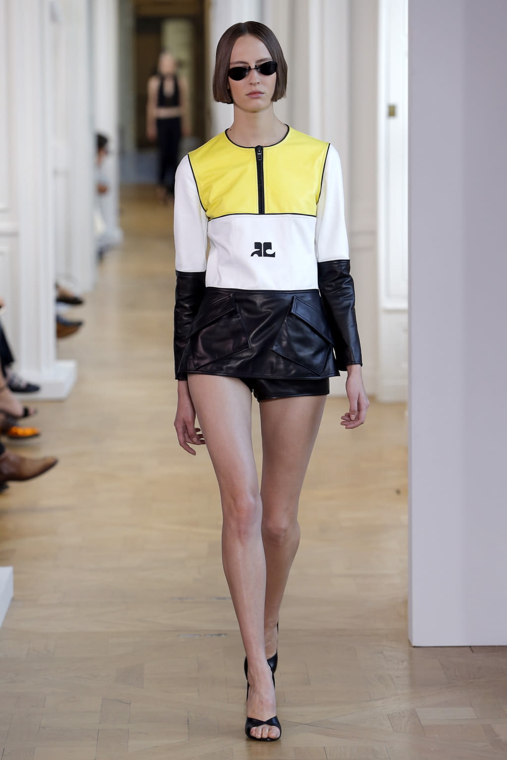 Fashion Week Paris Spring/Summer 2017 look 16 from the Courrèges collection 女装