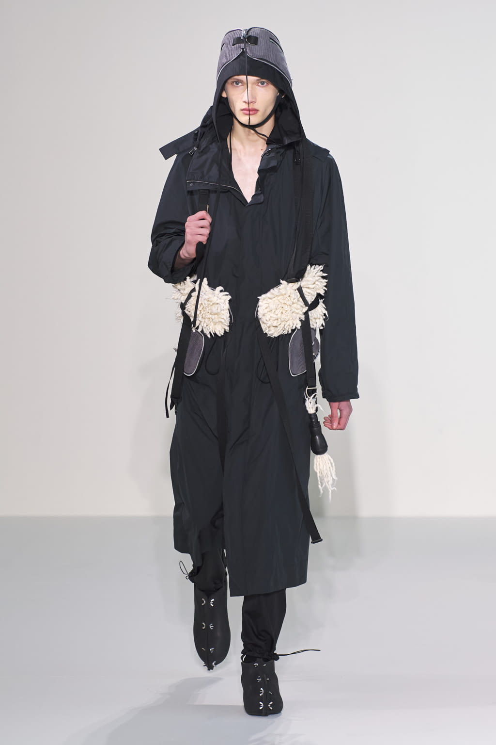 Fashion Week London Fall/Winter 2022 look 1 de la collection Craig Green menswear