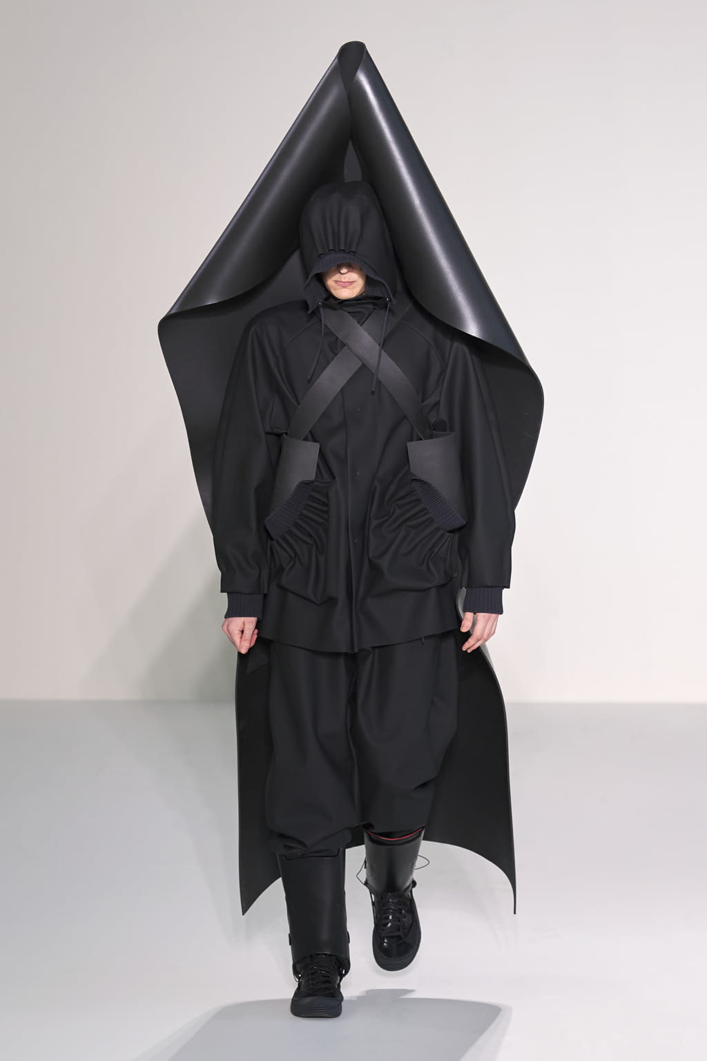 Fashion Week London Fall/Winter 2022 look 8 from the Craig Green collection menswear