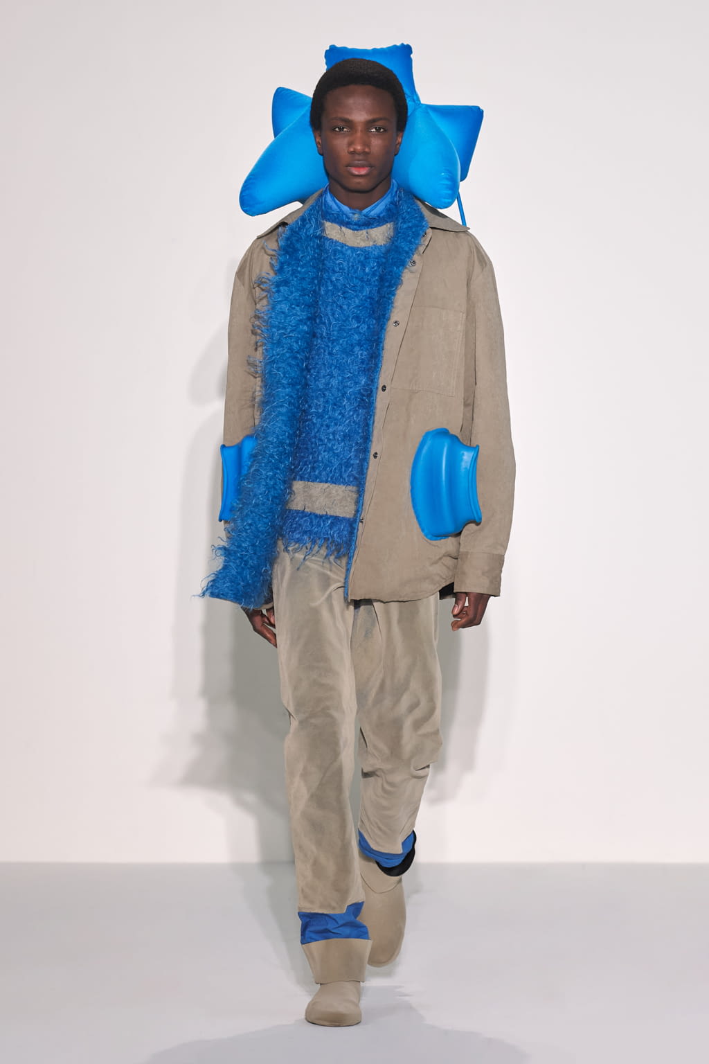 Fashion Week London Fall/Winter 2022 look 19 from the Craig Green collection menswear