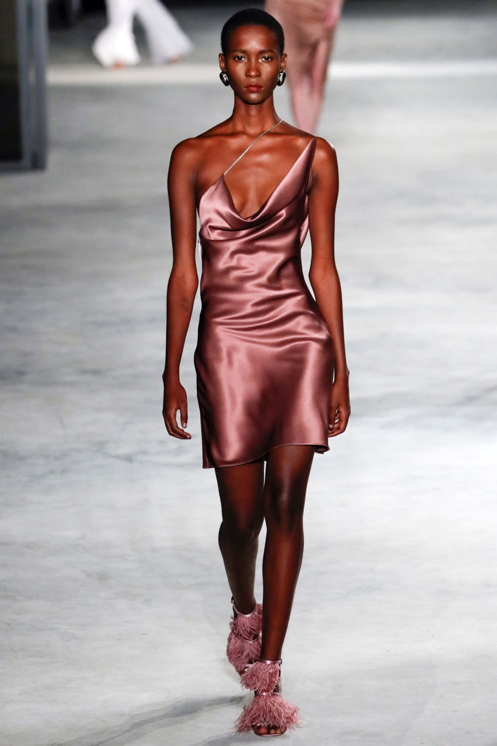 Fashion Week New York Fall/Winter 2018 look 10 from the Cushnie et Ochs collection 女装