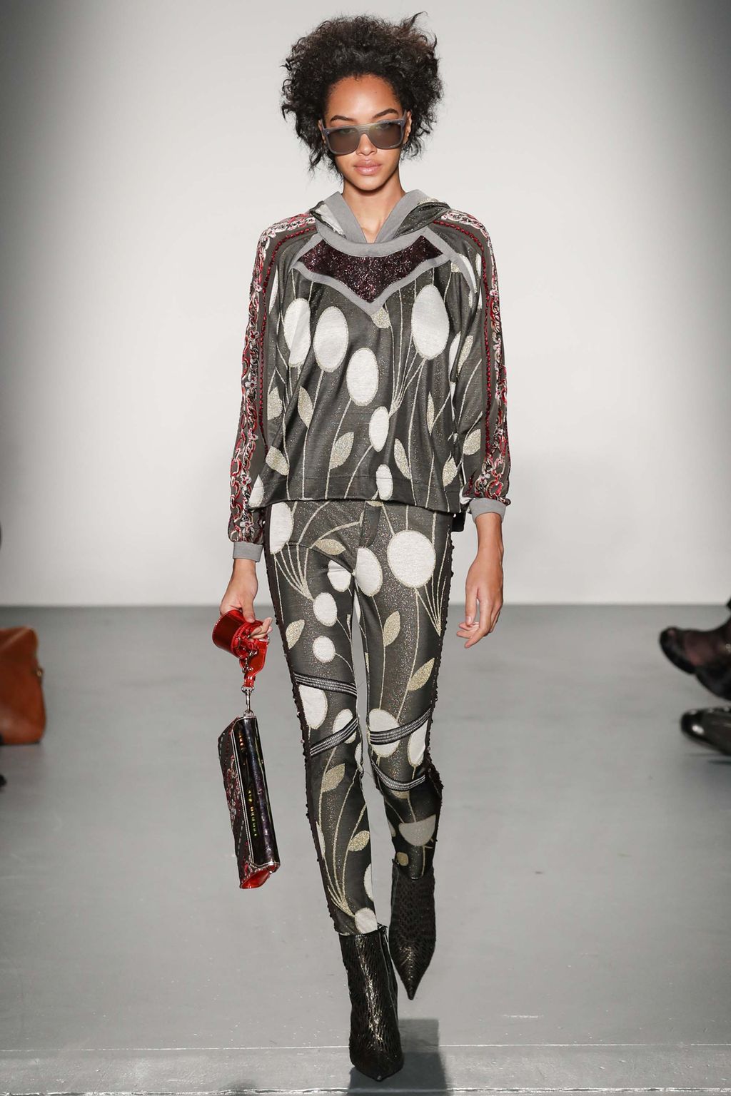 Fashion Week New York Fall/Winter 2018 look 46 from the Custo Barcelona collection 女装