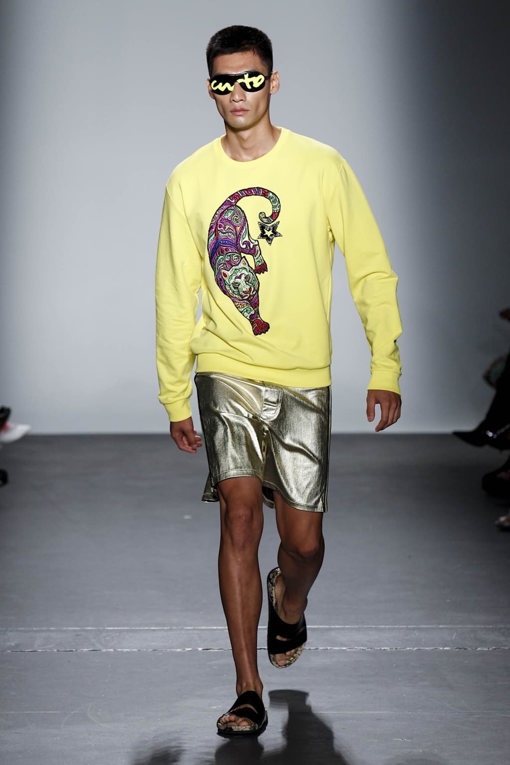 Fashion Week New York Spring/Summer 2020 look 53 from the Custo Barcelona collection 女装