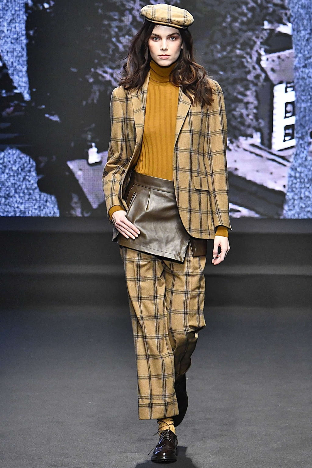 Fashion Week Milan Fall/Winter 2019 look 1 from the Daks collection menswear