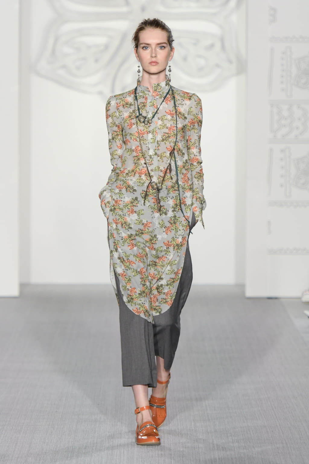 Fashion Week London Spring/Summer 2017 look 21 from the Daks collection womenswear