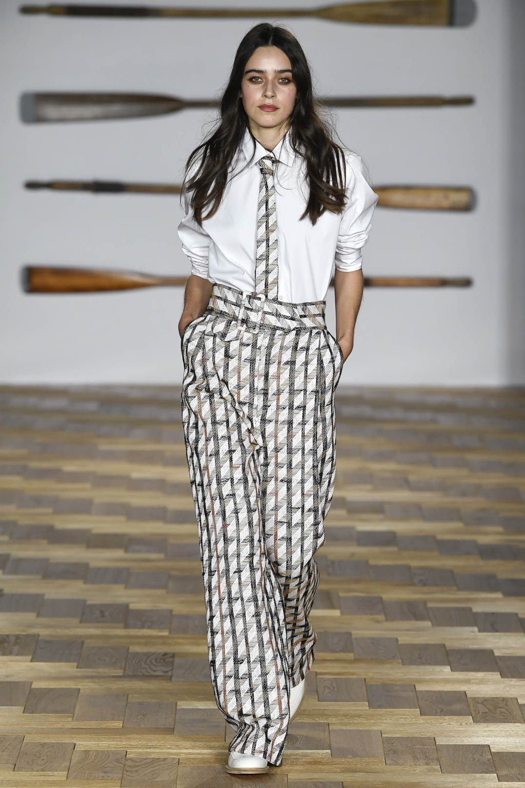Fashion Week London Spring/Summer 2018 look 31 from the Daks collection womenswear