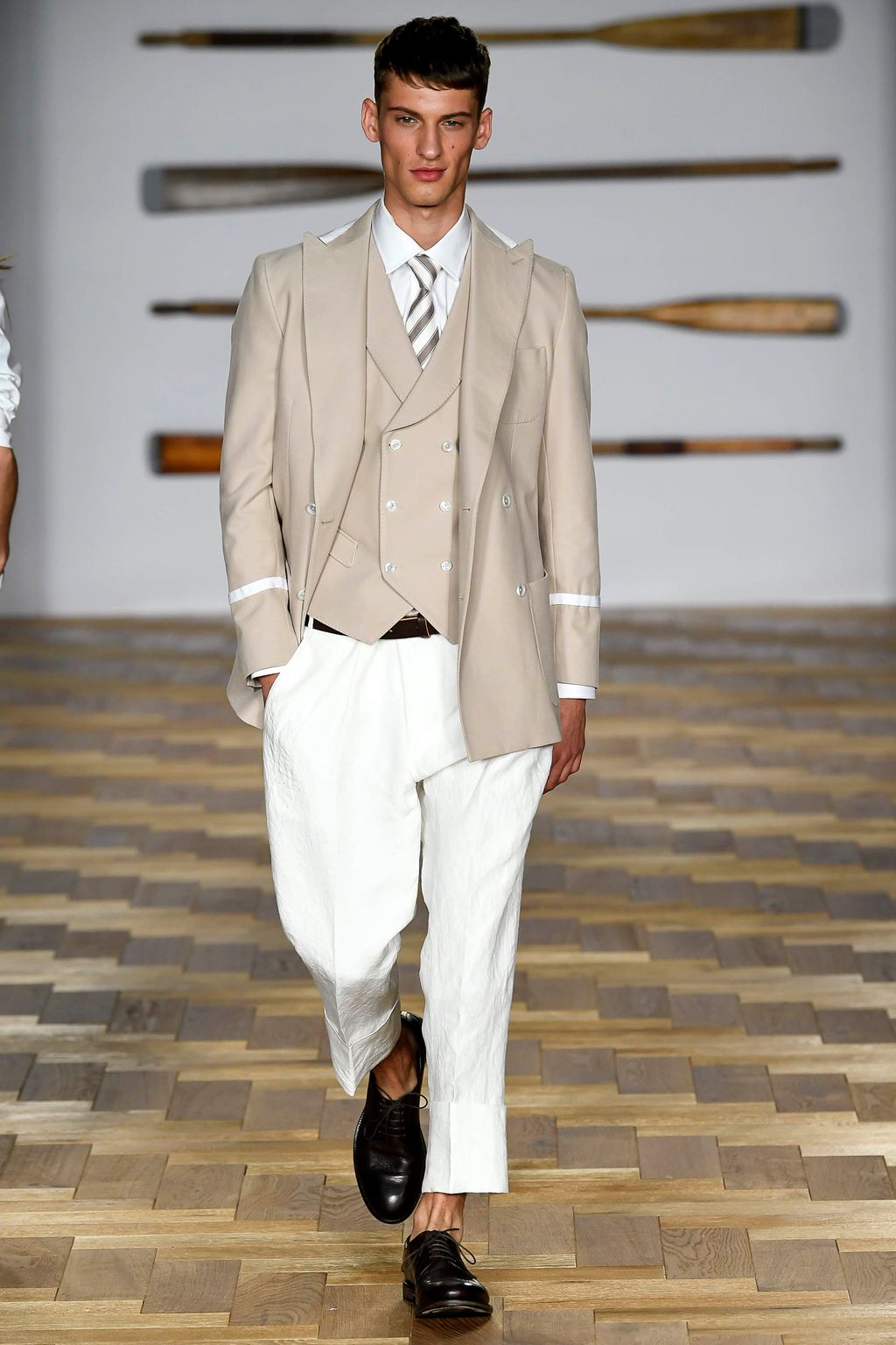 Fashion Week London Spring/Summer 2018 look 32 from the Daks collection 女装