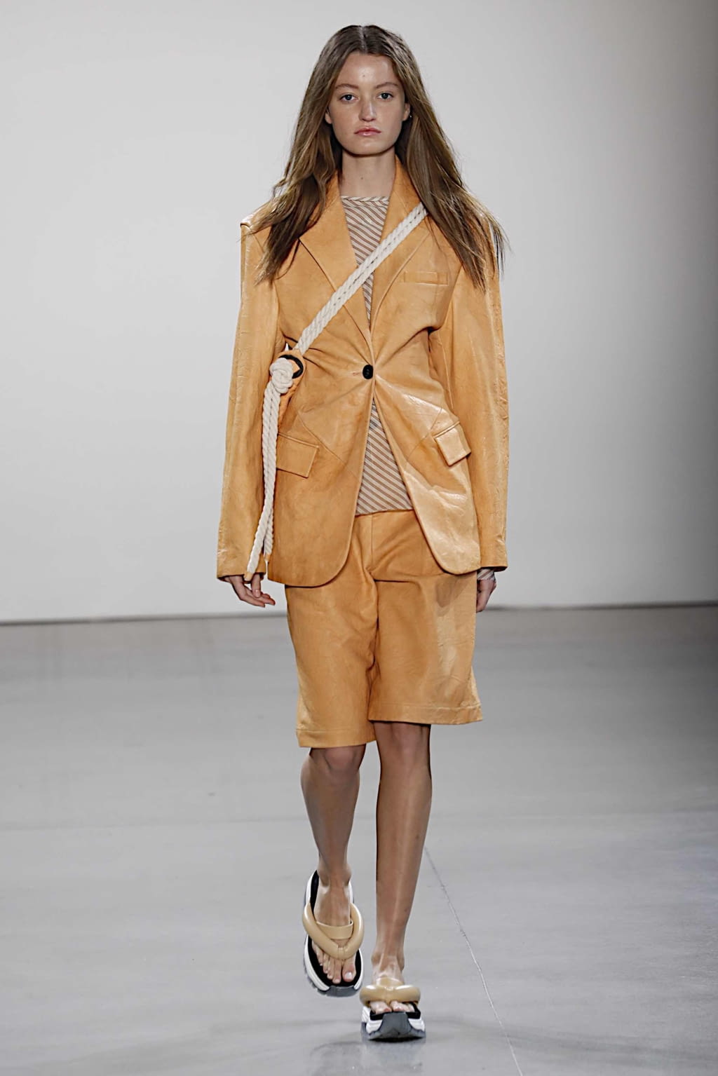 Fashion Week New York Spring/Summer 2020 look 27 from the Damo Wang collection 女装
