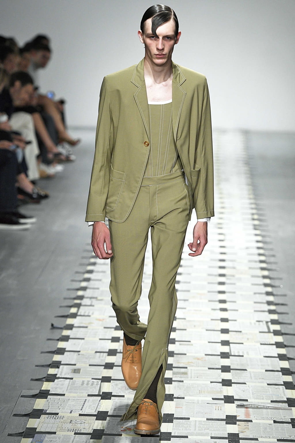 Fashion Week London Spring/Summer 2019 look 1 from the Daniel W Fletcher collection 男装