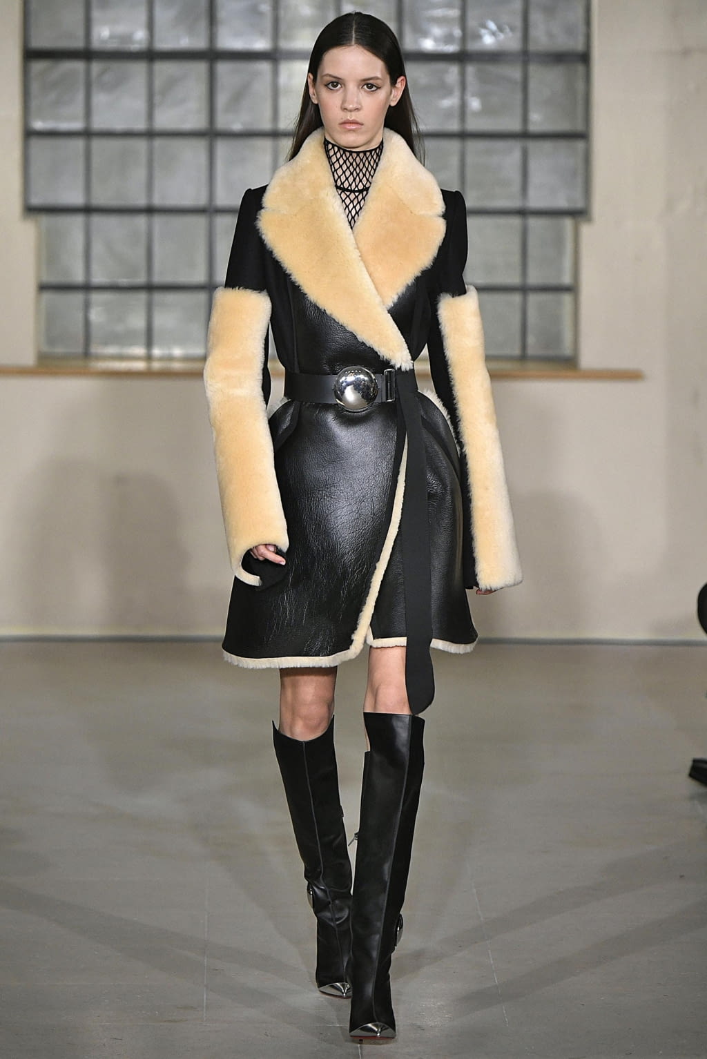Fashion Week London Fall/Winter 2018 look 2 from the David Koma collection 女装