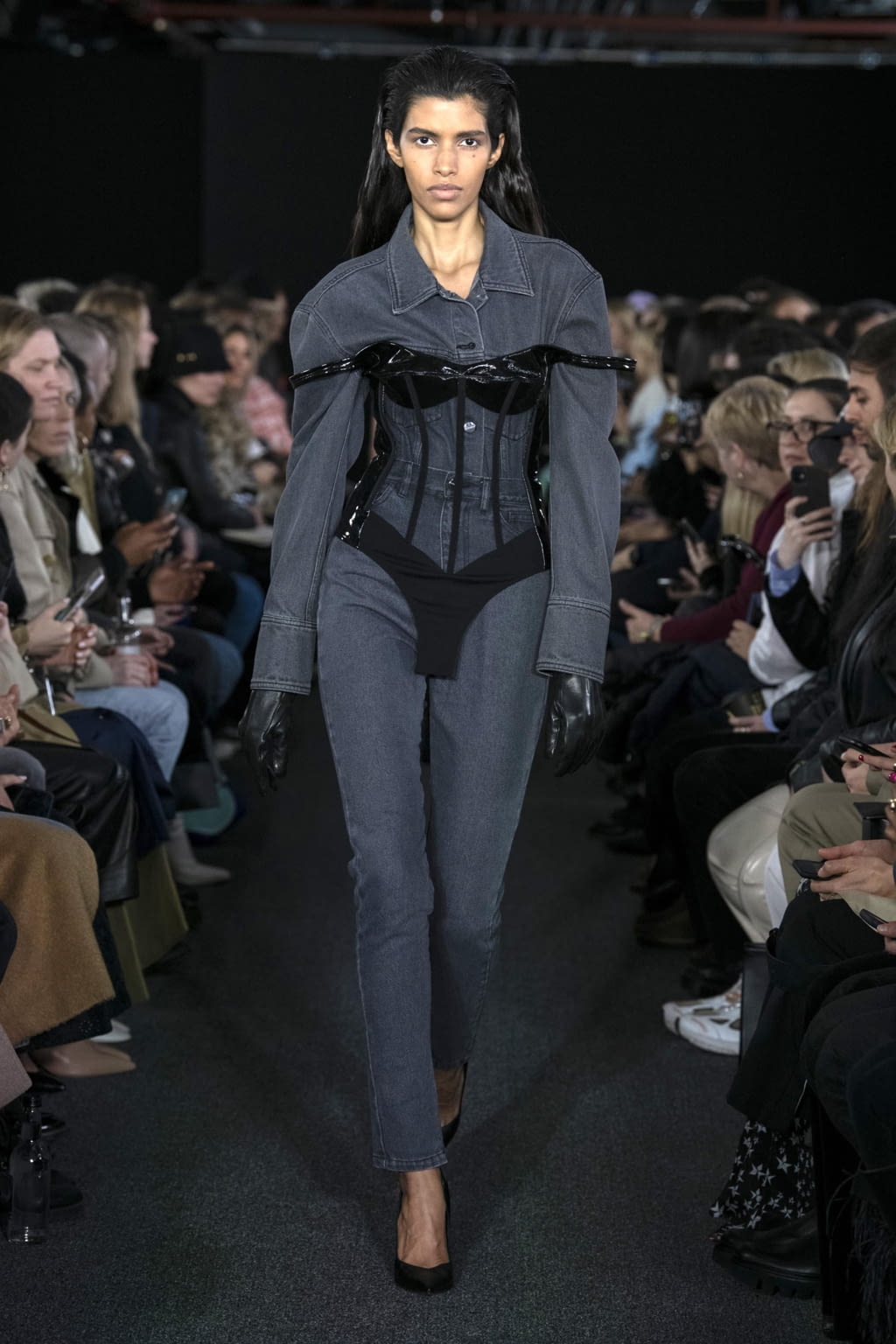 Fashion Week London Fall/Winter 2020 look 11 from the David Koma collection 女装
