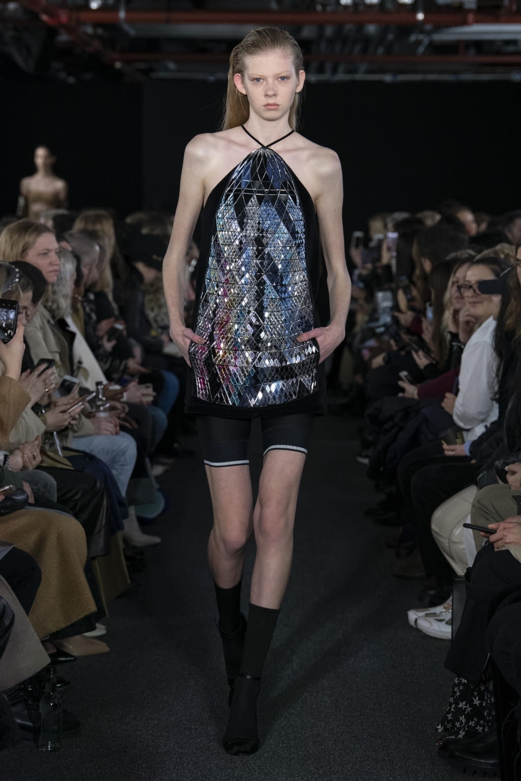 Fashion Week London Fall/Winter 2020 look 13 from the David Koma collection 女装