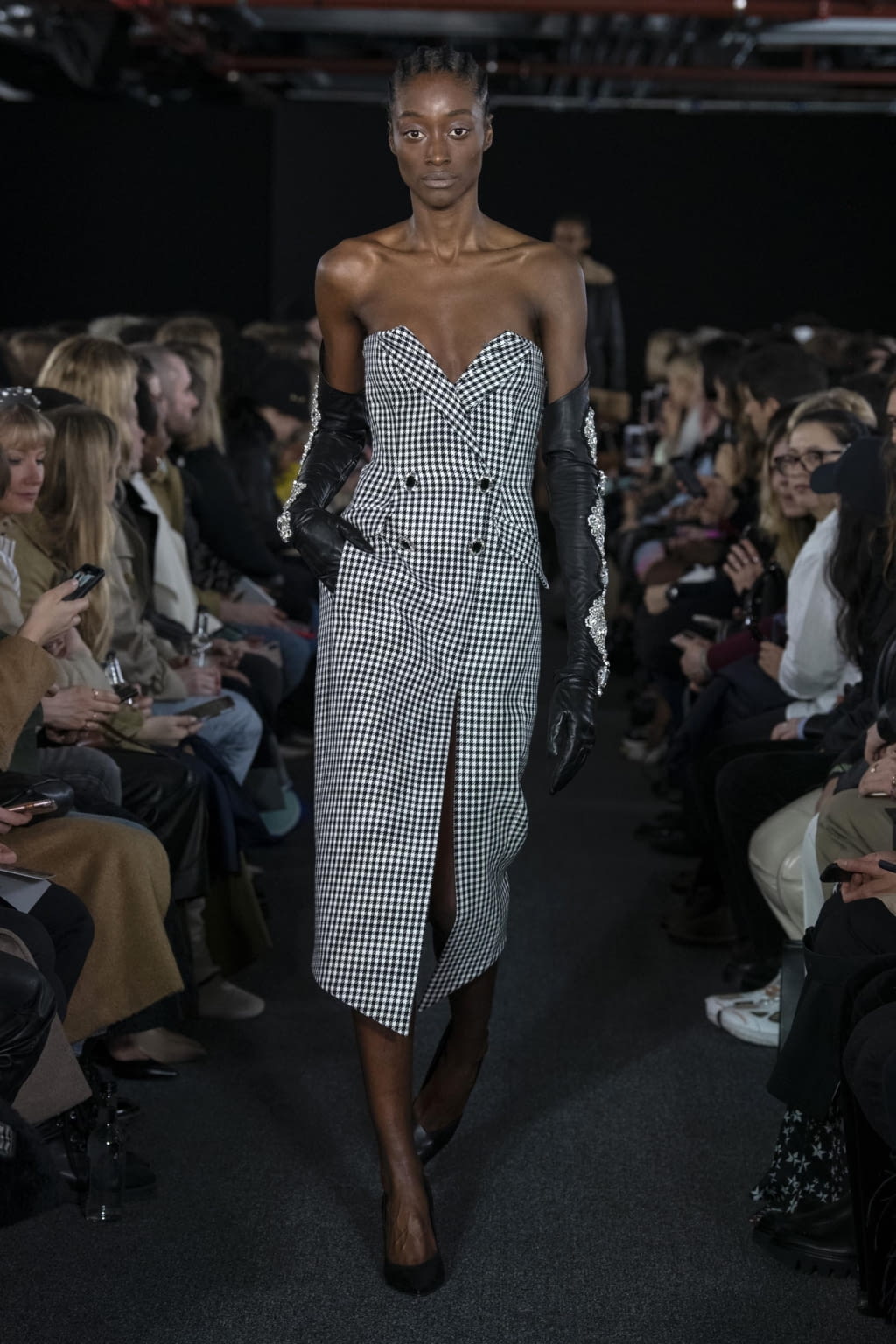 Fashion Week London Fall/Winter 2020 look 31 from the David Koma collection 女装