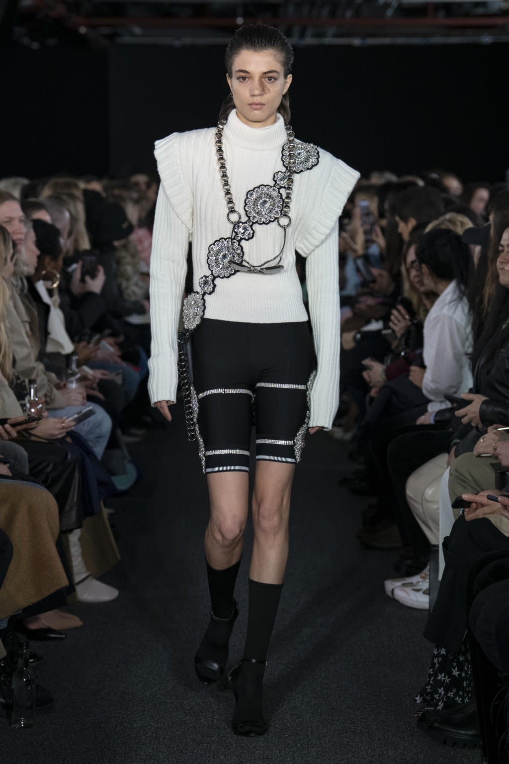Fashion Week London Fall/Winter 2020 look 33 from the David Koma collection 女装