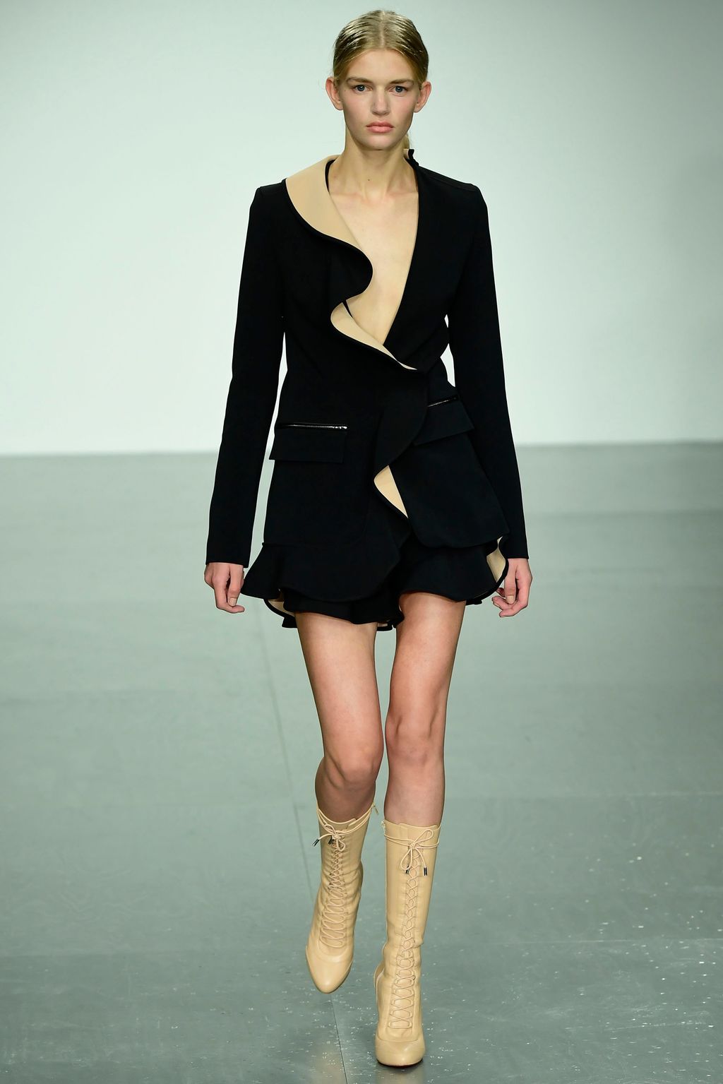 Fashion Week London Spring/Summer 2018 look 4 from the David Koma collection 女装