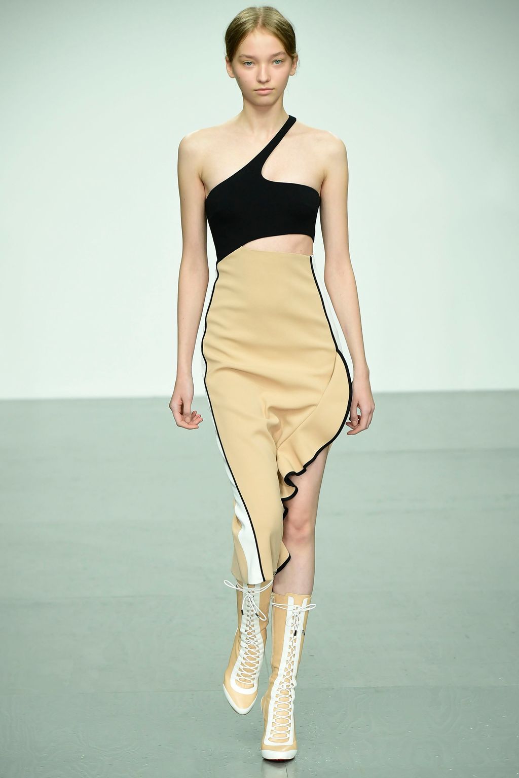 Fashion Week London Spring/Summer 2018 look 11 from the David Koma collection 女装