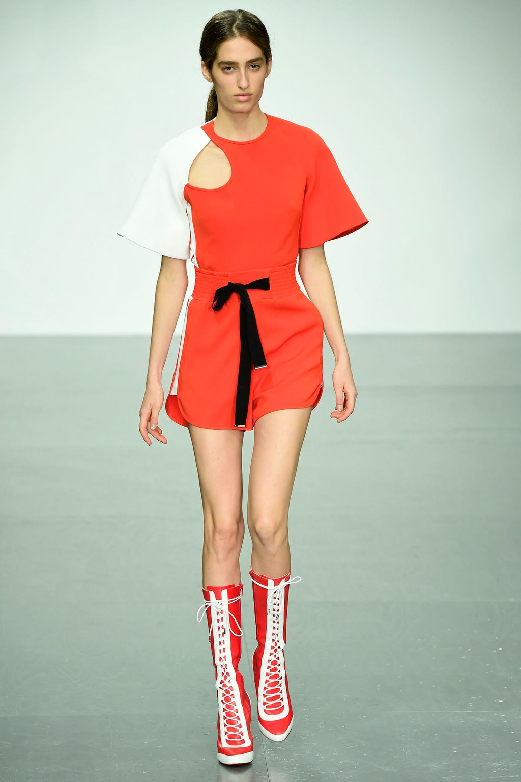 Fashion Week London Spring/Summer 2018 look 15 from the David Koma collection 女装