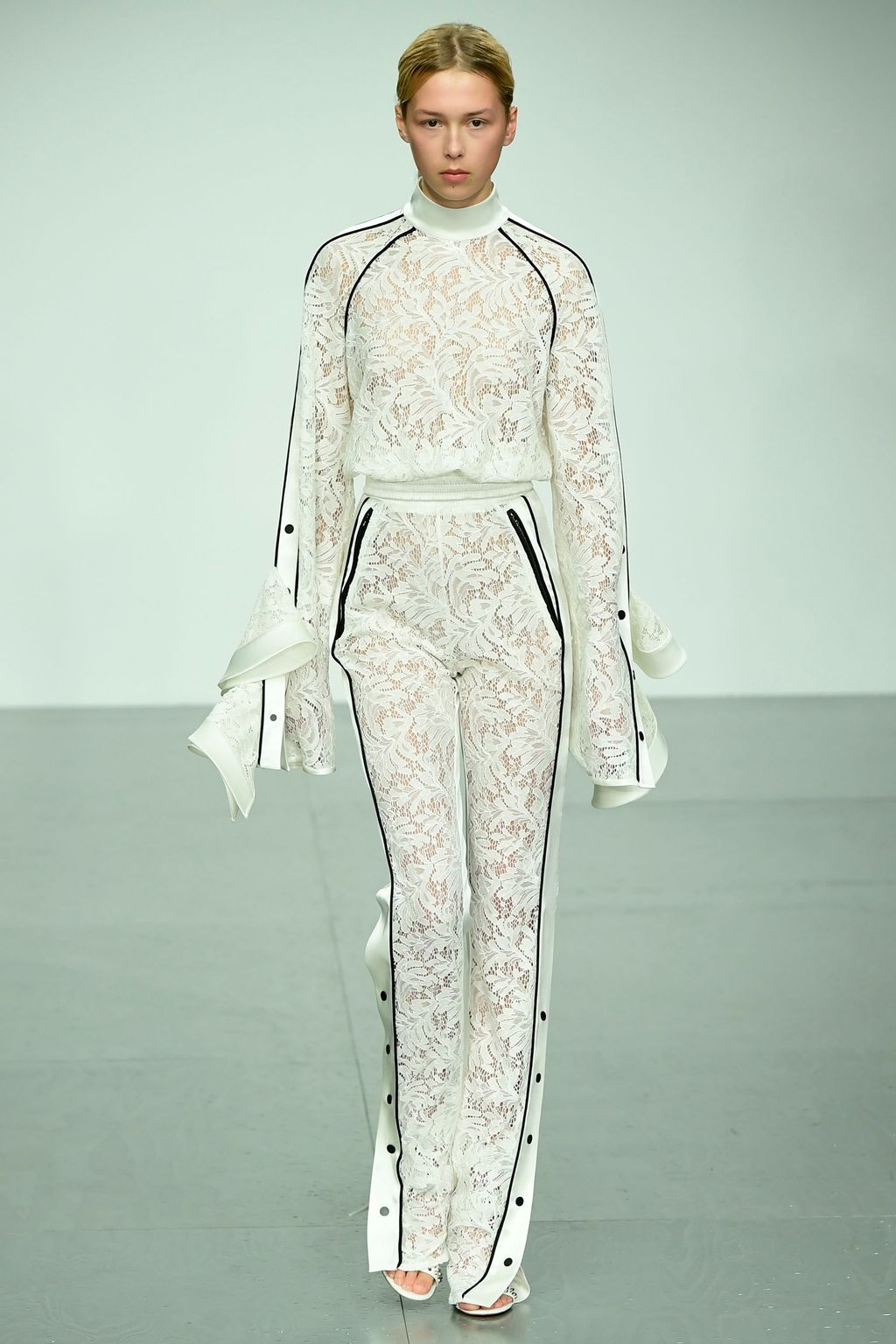 Fashion Week London Spring/Summer 2018 look 22 from the David Koma collection 女装