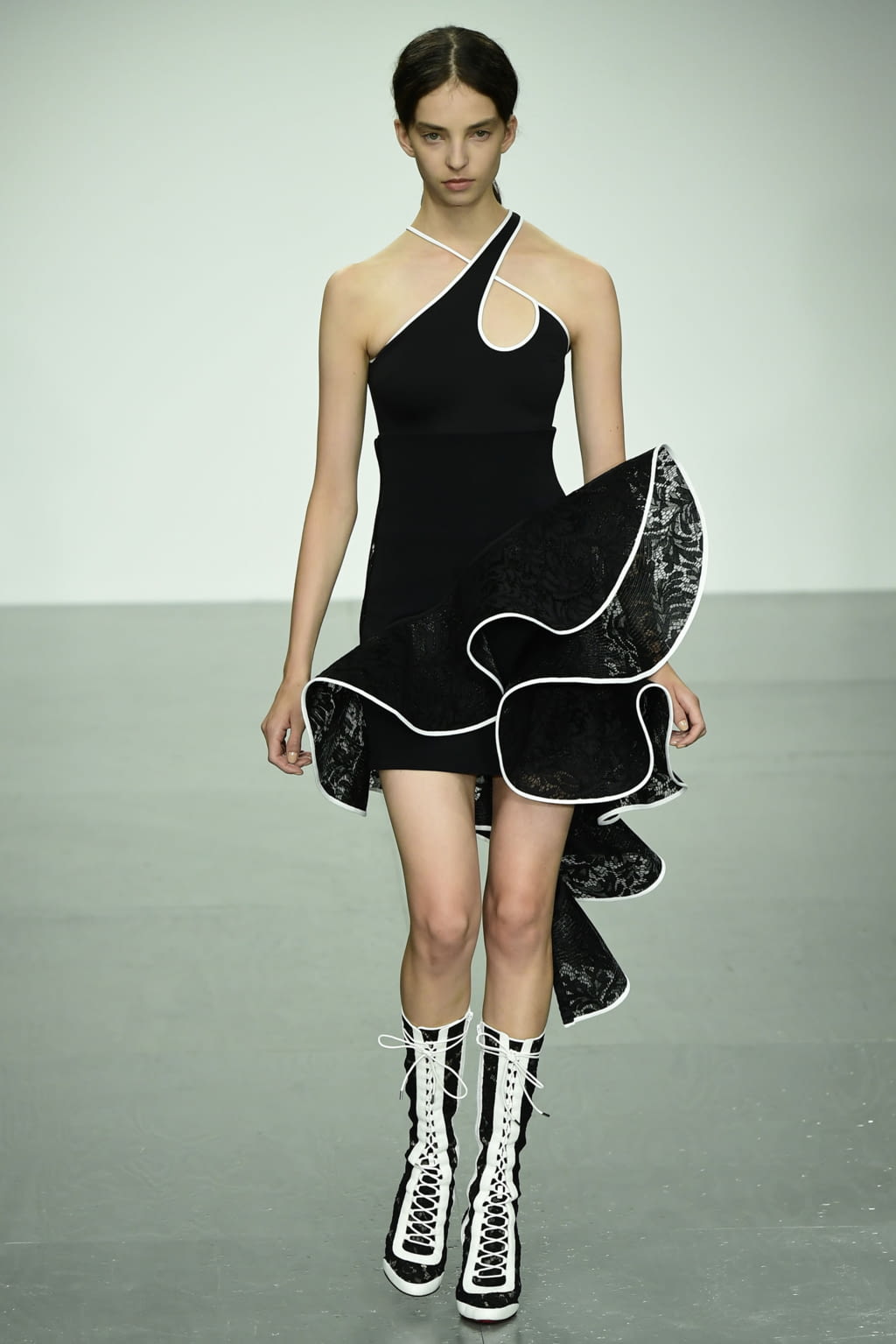 Fashion Week London Spring/Summer 2018 look 23 from the David Koma collection womenswear