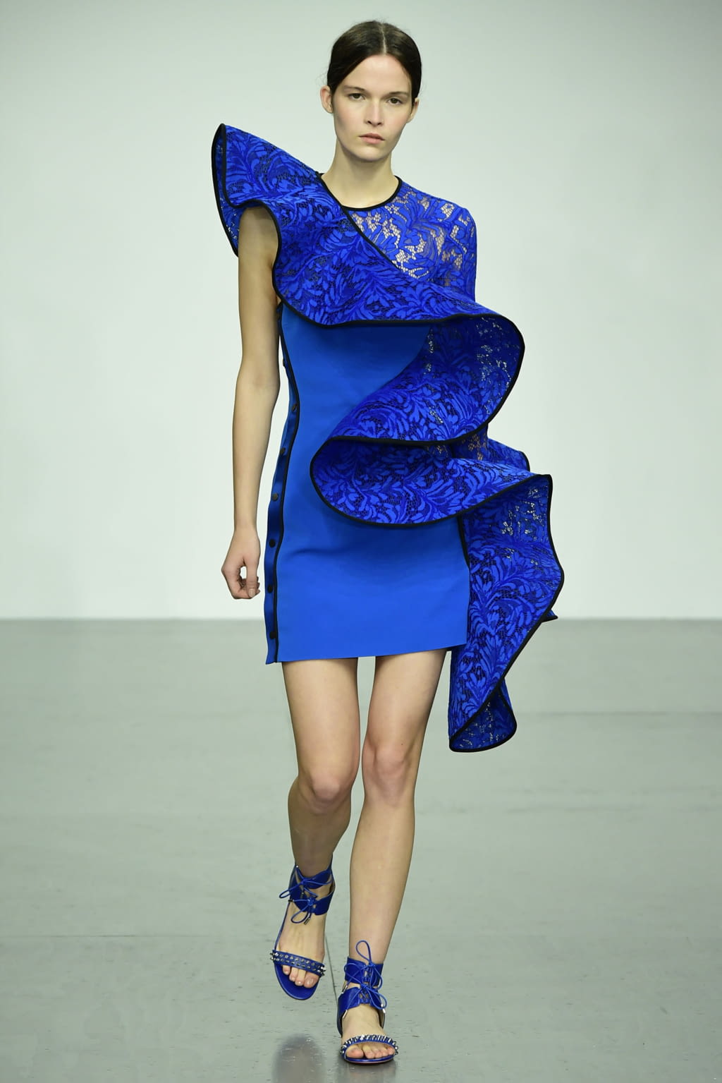 Fashion Week London Spring/Summer 2018 look 27 from the David Koma collection 女装