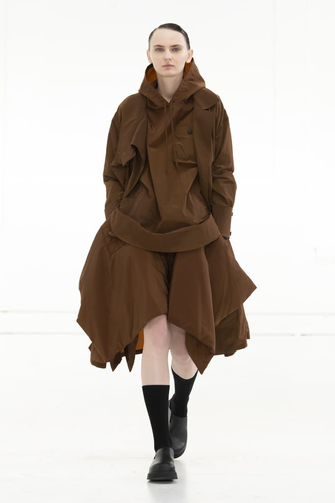 Fashion Week Paris Fall/Winter 2022 look 1 de la collection Dawei womenswear