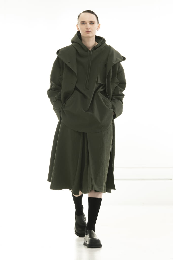Fashion Week Paris Fall/Winter 2022 look 7 from the Dawei collection womenswear