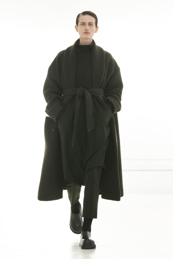 Fashion Week Paris Fall/Winter 2022 look 9 from the Dawei collection womenswear