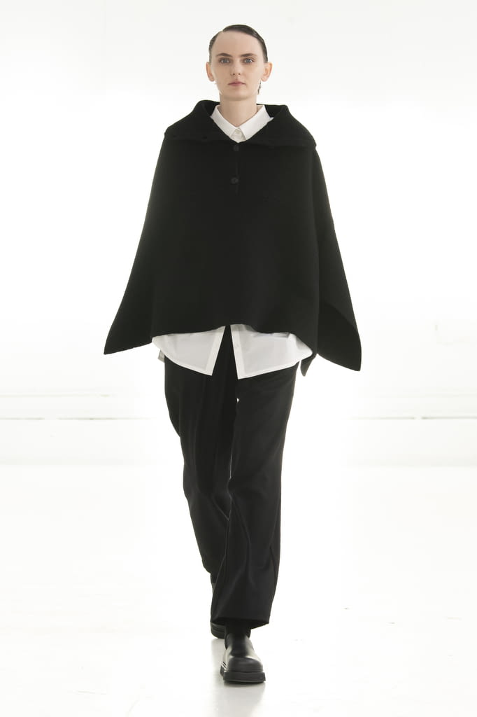 Fashion Week Paris Fall/Winter 2022 look 13 from the Dawei collection womenswear