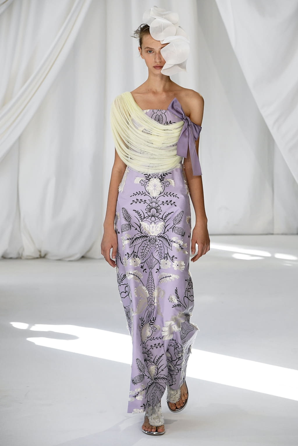 Fashion Week London Spring/Summer 2019 look 24 from the Delpozo collection 女装