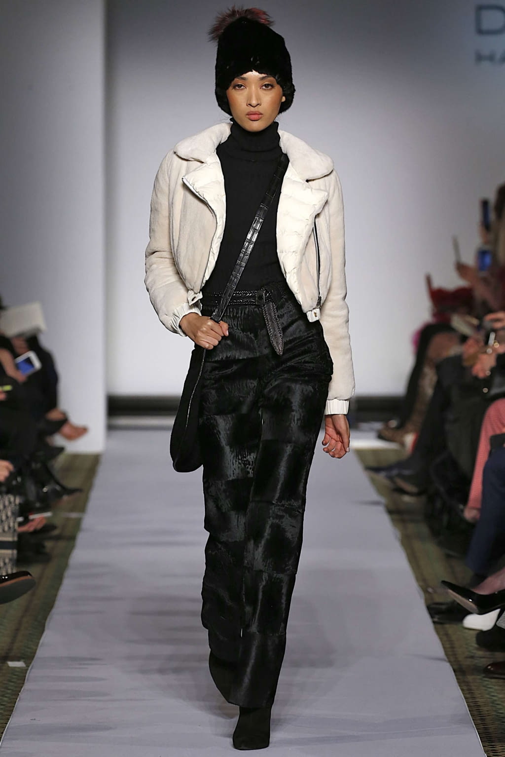 Fashion Week New York Fall/Winter 2019 look 16 from the Dennis Basso collection 女装