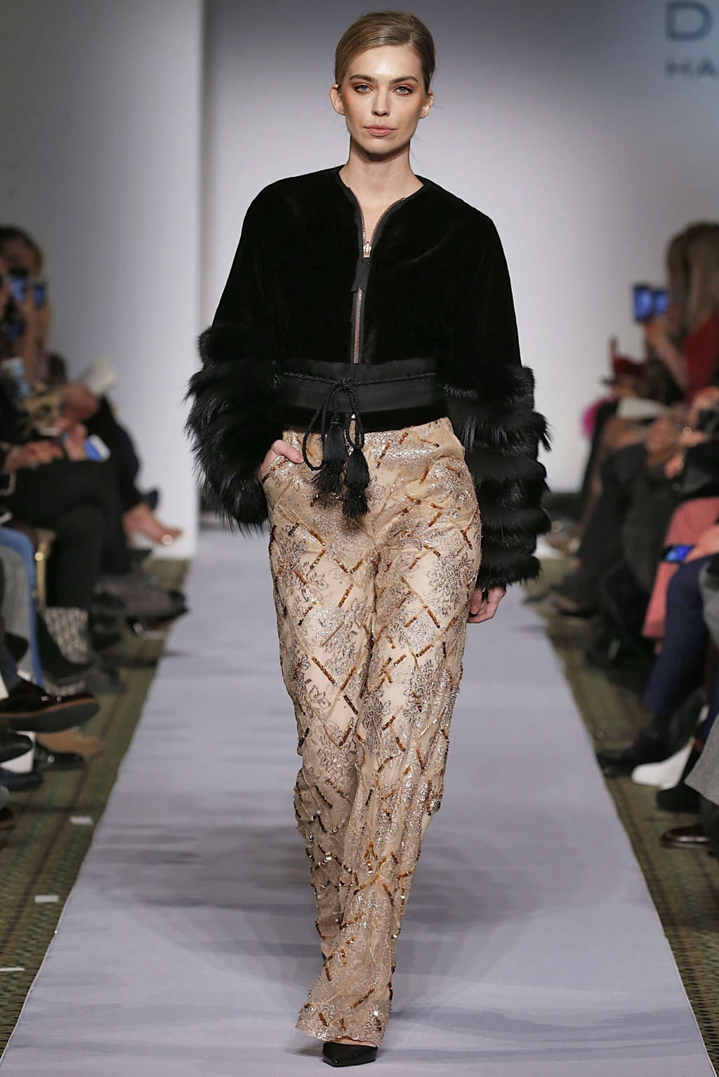 Fashion Week New York Fall/Winter 2019 look 43 from the Dennis Basso collection 女装