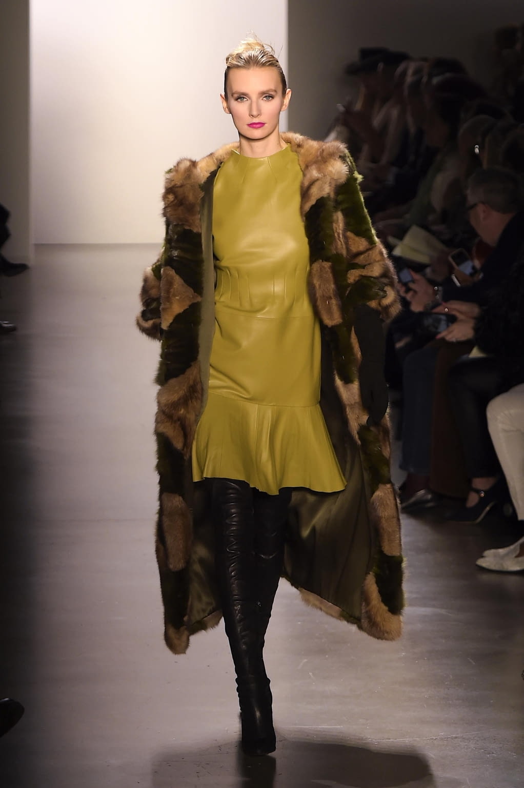 Fashion Week New York Fall/Winter 2020 look 29 from the Dennis Basso collection 女装