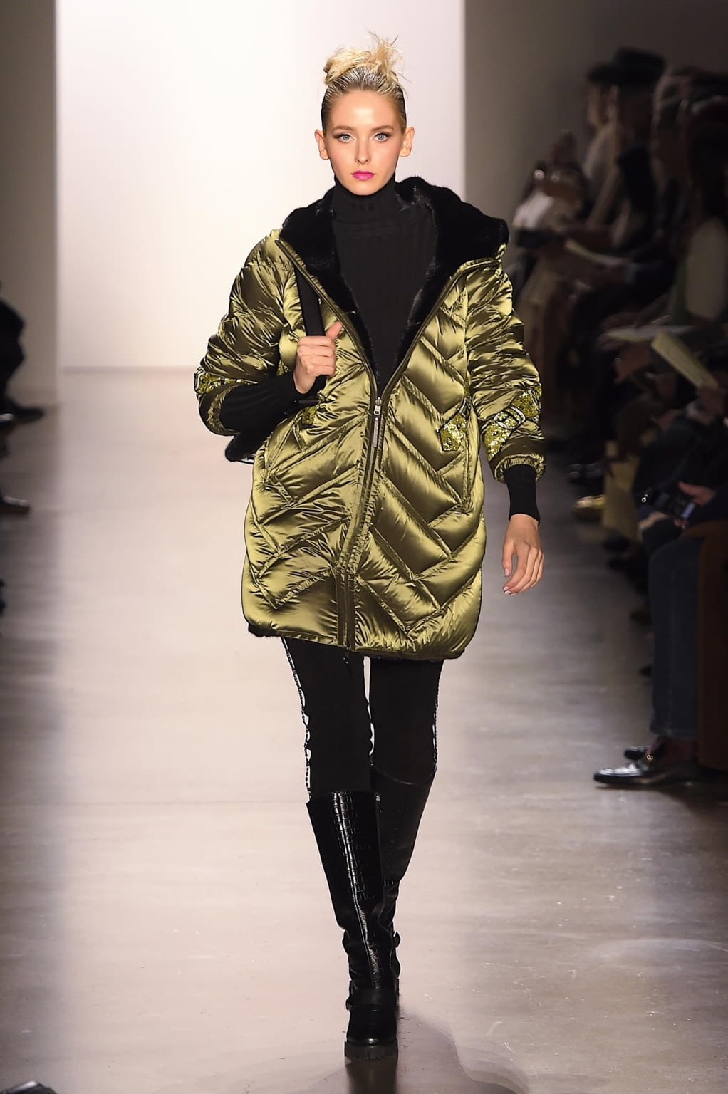 Fashion Week New York Fall/Winter 2020 look 33 from the Dennis Basso collection 女装